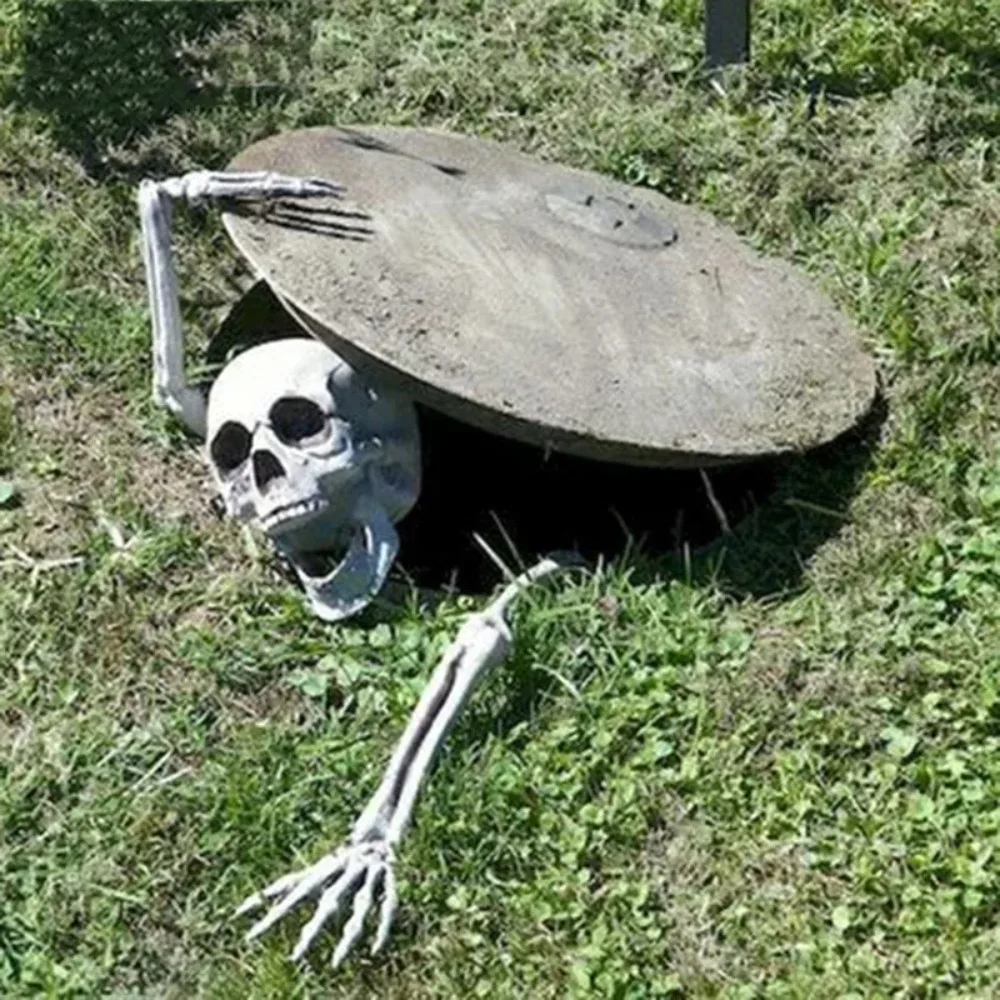 Gruselige Halloween Deko mit realistischem Skelett Kopf und Händen – Bild 5