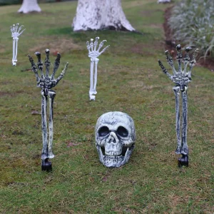Gruselige Halloween Deko mit realistischem Skelett Kopf und Händen