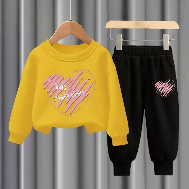 Herbstliche Kinderbekleidung für Mädchen und Jungen: Herzbedruckter Sportanzug – Yellow , 5-6Y(120cm)