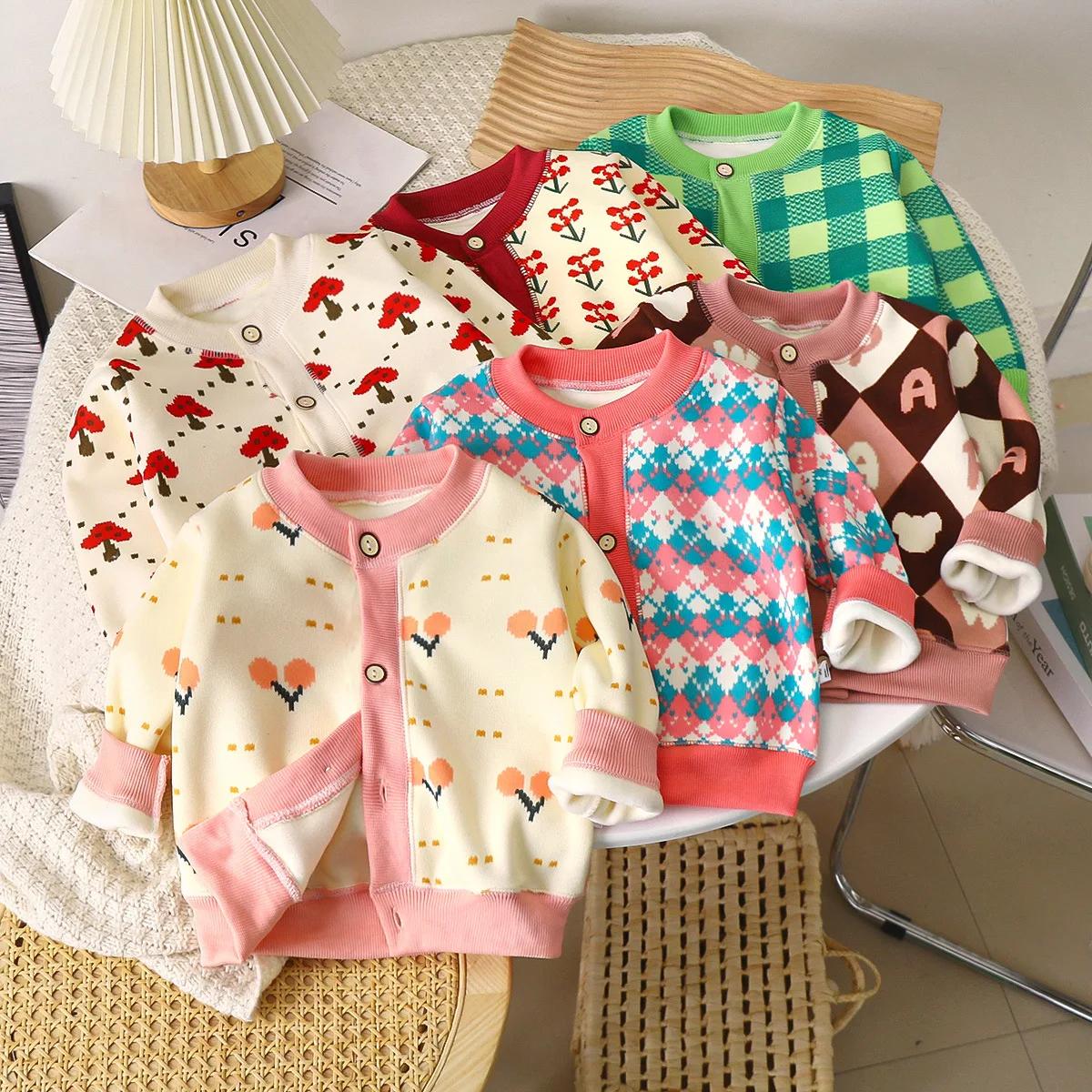 Wärmender Strickcardigan für Kleinkinder mit niedlichem Cartoon-Design