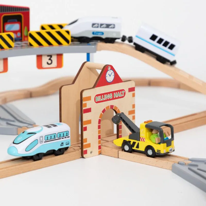 Bequeme Holzeisenbahn-Station mit Garage für Kinder – Bild 3