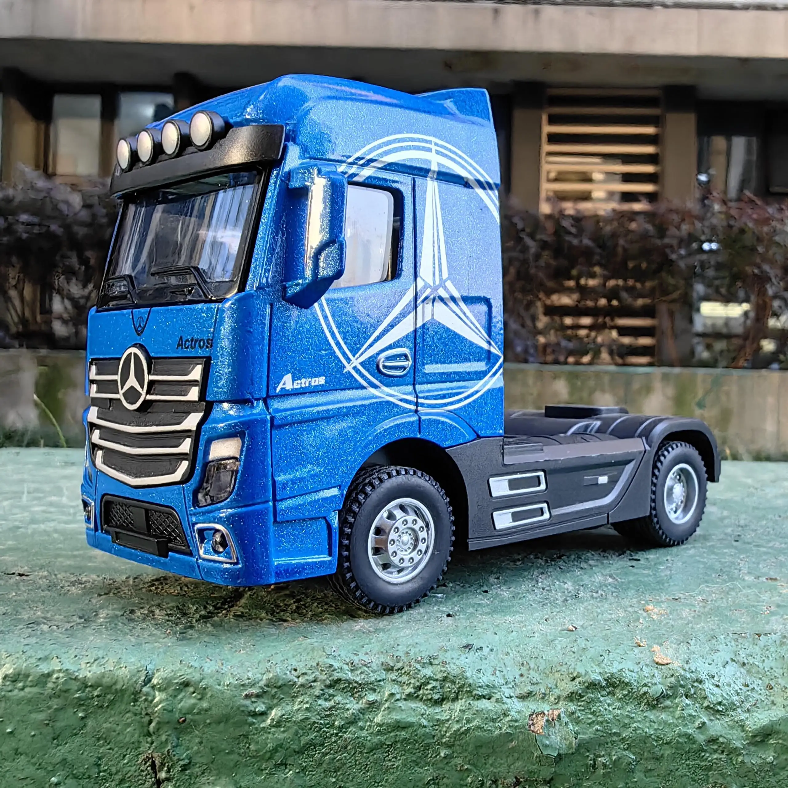 Großes 1:50 Modellfahrzeug – Lkw mit Sound und Licht – Truck Head Blue