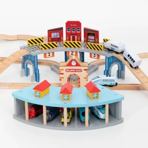 Bequeme Holzeisenbahn-Station mit Garage für Kinder