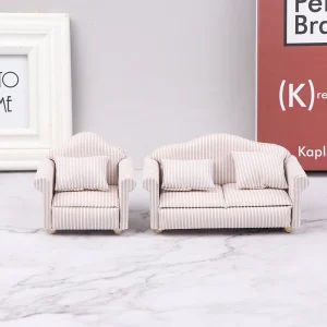 Gemütliches 1:12 Mini Sofa mit Kissen für Puppenhauspädagogik