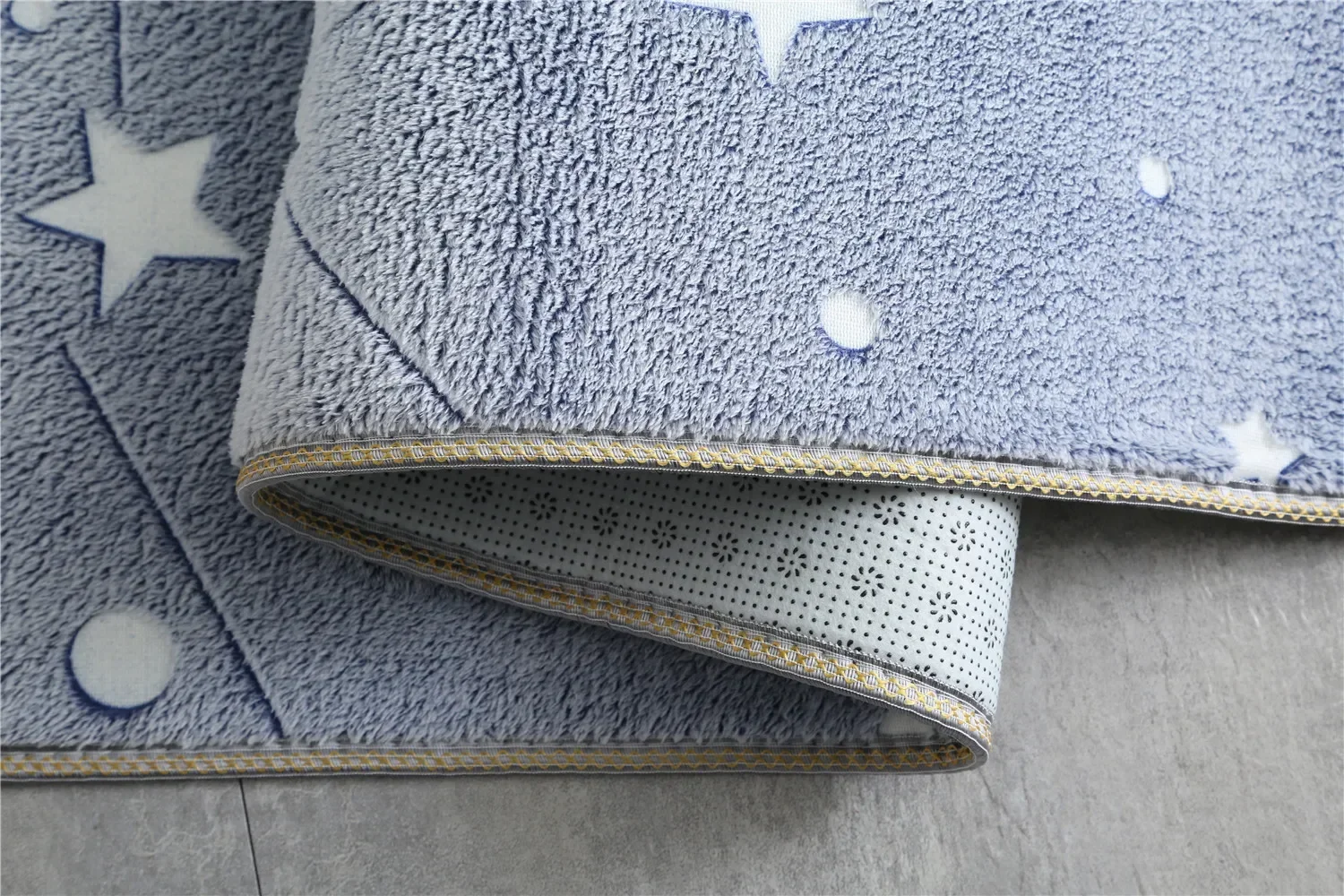 Leuchtender Teppich für Kinderzimmer mit Sternenmotiv – Bild 5