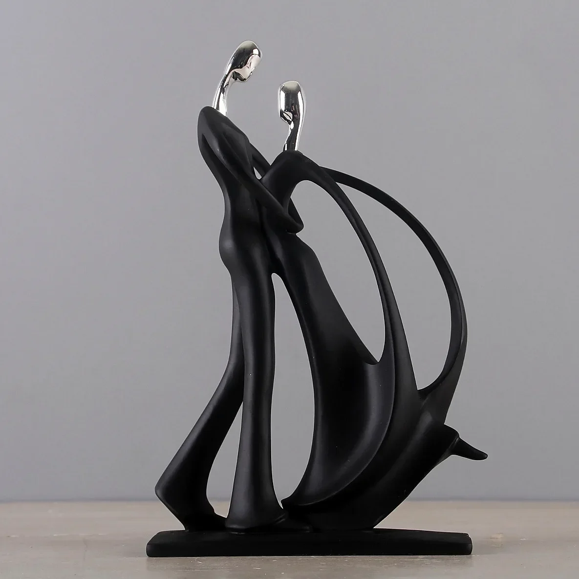Nordic Kunst: Tanzendes Paar aus Resin für stilvolle Wohnräume – Bild 5