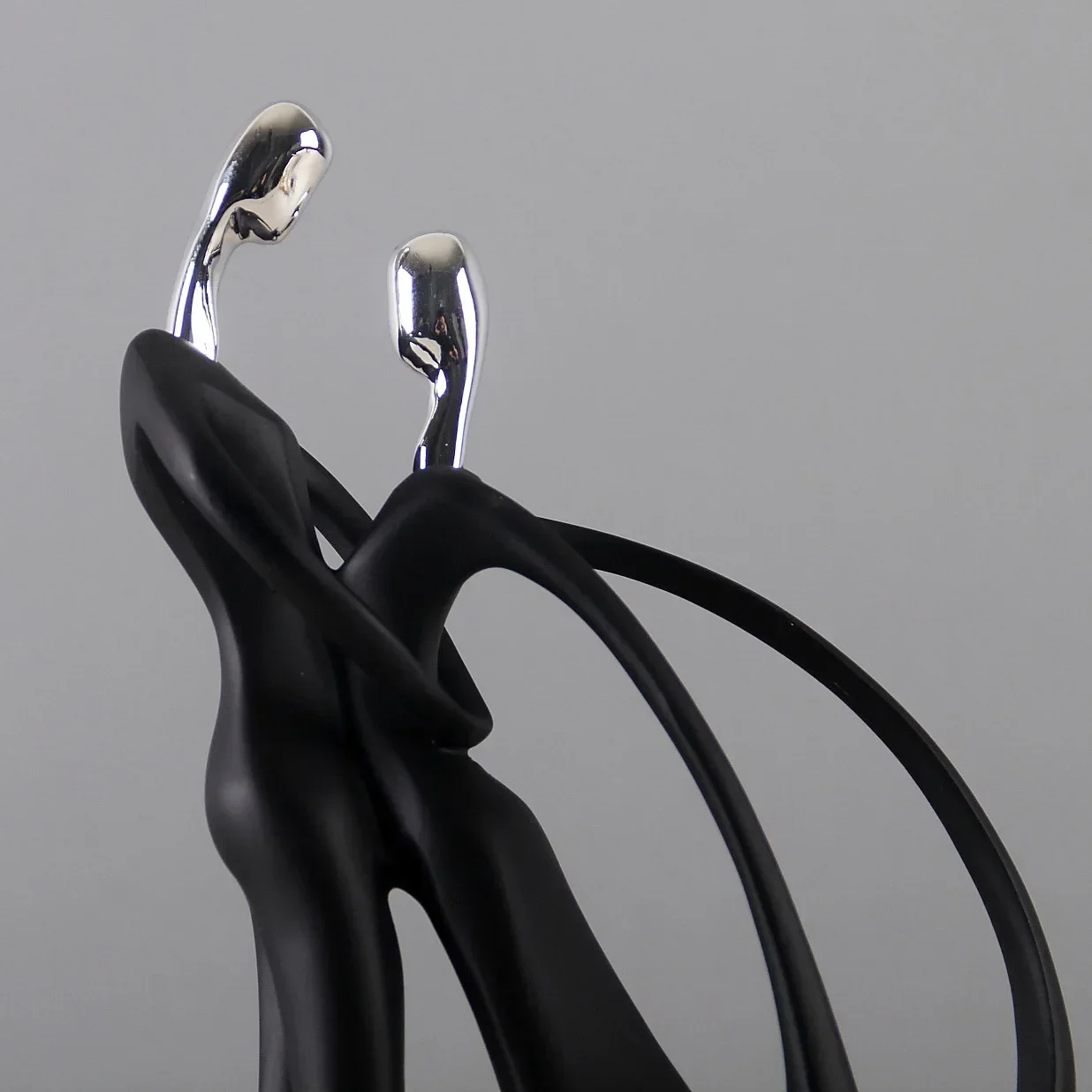 Nordic Kunst: Tanzendes Paar aus Resin für stilvolle Wohnräume – Bild 4