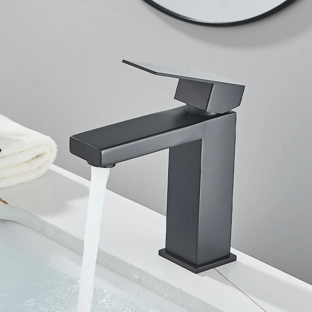 Elegante Schwarze Badarmatur mit Edelstahl-Mischer für Warm- und Kaltwasser – Bild 2