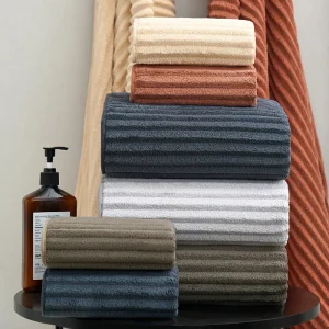 Weiches, dickes, gestreiftes Coral-Fleece-Gesichtshandtuch für das Badezimmer