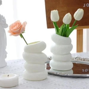 Eleganter weißer Spiralvase für kreative Blumenarrangements