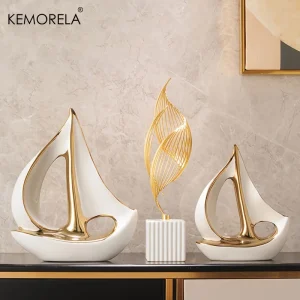 Elegante Keramik Segelboot Skulptur für modernes Wohnen