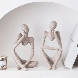 Sandfarbene Denker Statue für stilvolle Wohnraumdekoration