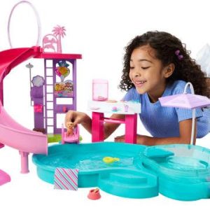 Barbie Traumpool Spielset mit Rutsche und schäumendem Whirlpool sowie über 20 Zubehörteilen wie Haustier, Schwimmringe